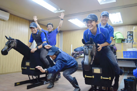 騎乗試験を見据えた木馬トレーニング