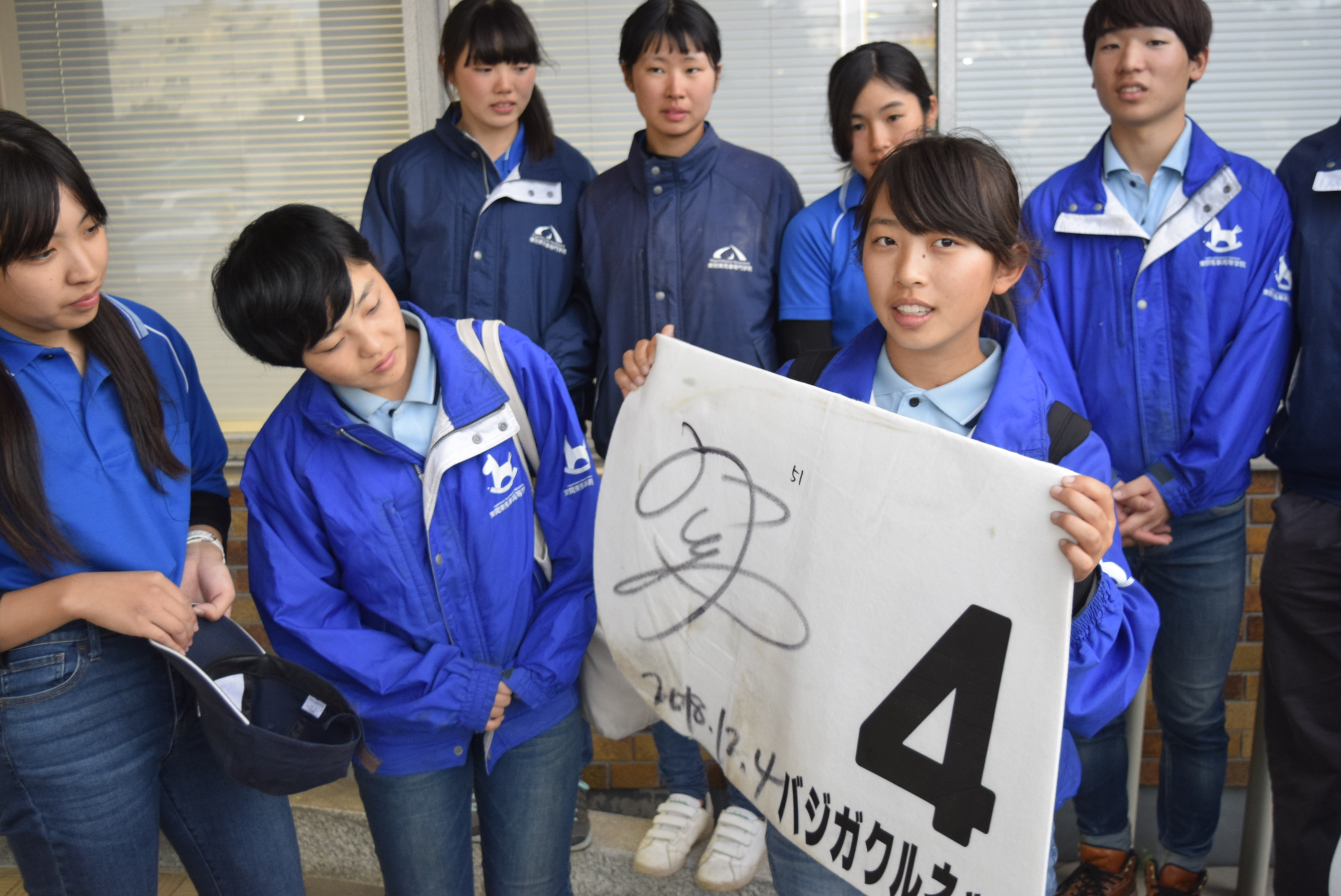 レースのゼッケンを囲む学生たち